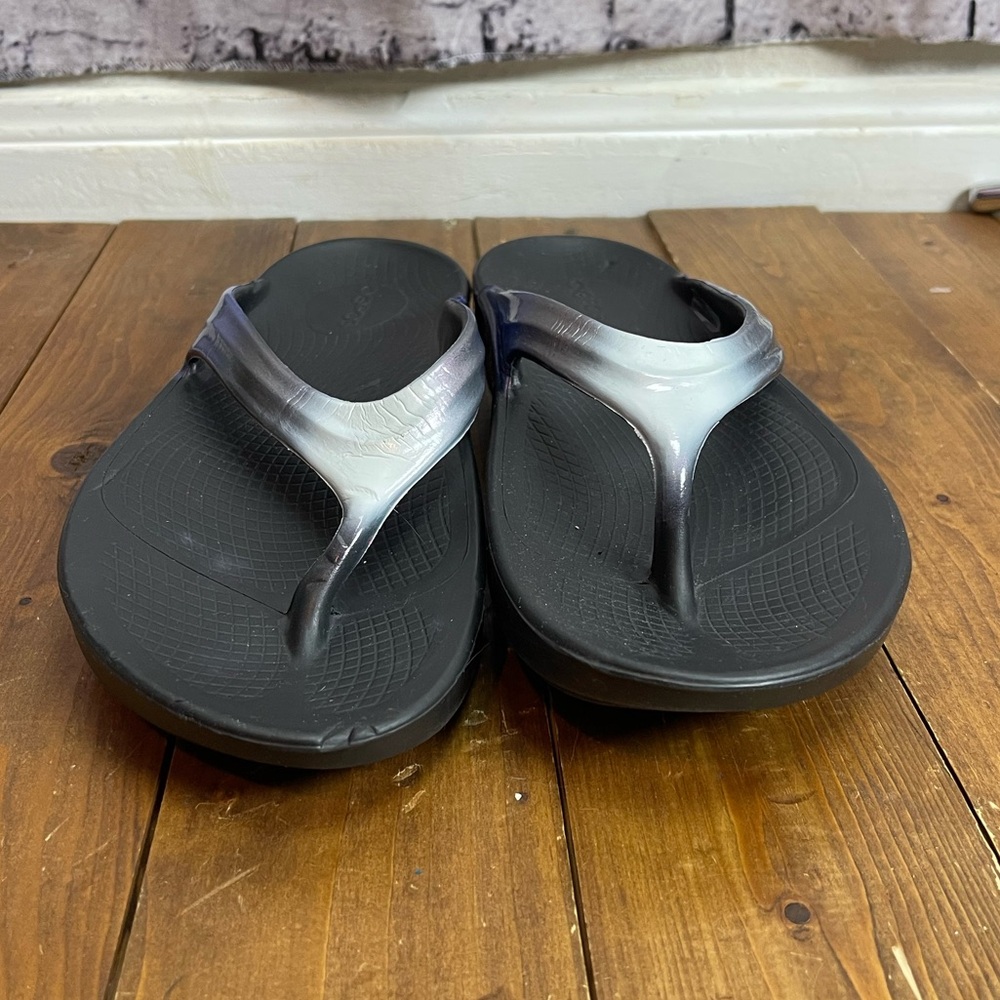 Oofos Womens size 8 oolala luxe sandals black with ombre strap - Picture 2 of 8